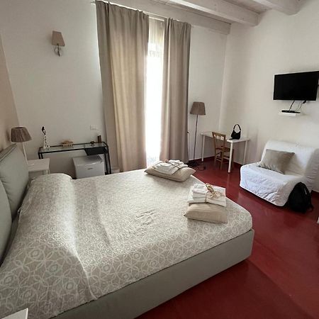 โยมิซุส เดอะ สตรัคเจอร์ ฟอร์ ยัวร์ ฮอลิเดย์ Bed & Breakfast คอมิโซ ภายนอก รูปภาพ