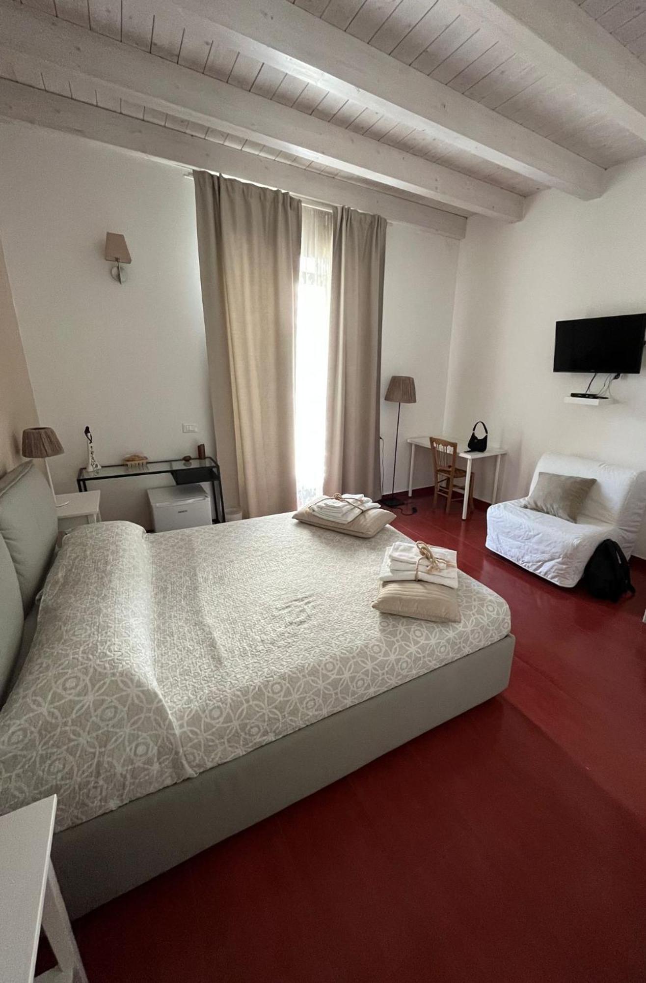 โยมิซุส เดอะ สตรัคเจอร์ ฟอร์ ยัวร์ ฮอลิเดย์ Bed & Breakfast คอมิโซ ภายนอก รูปภาพ