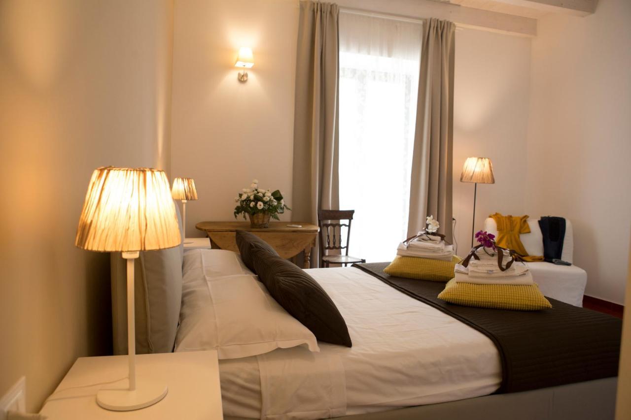 โยมิซุส เดอะ สตรัคเจอร์ ฟอร์ ยัวร์ ฮอลิเดย์ Bed & Breakfast คอมิโซ ภายนอก รูปภาพ