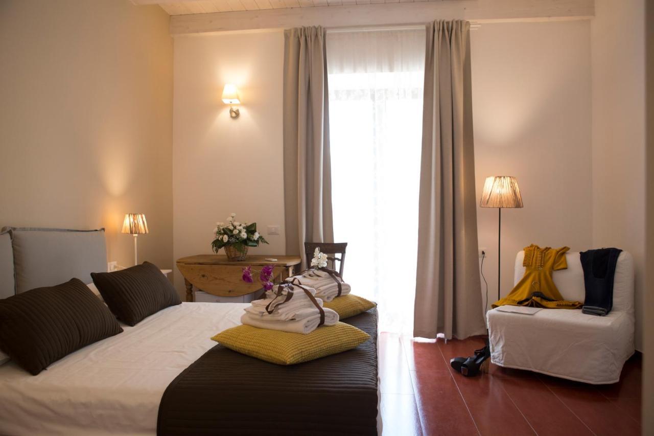 โยมิซุส เดอะ สตรัคเจอร์ ฟอร์ ยัวร์ ฮอลิเดย์ Bed & Breakfast คอมิโซ ภายนอก รูปภาพ